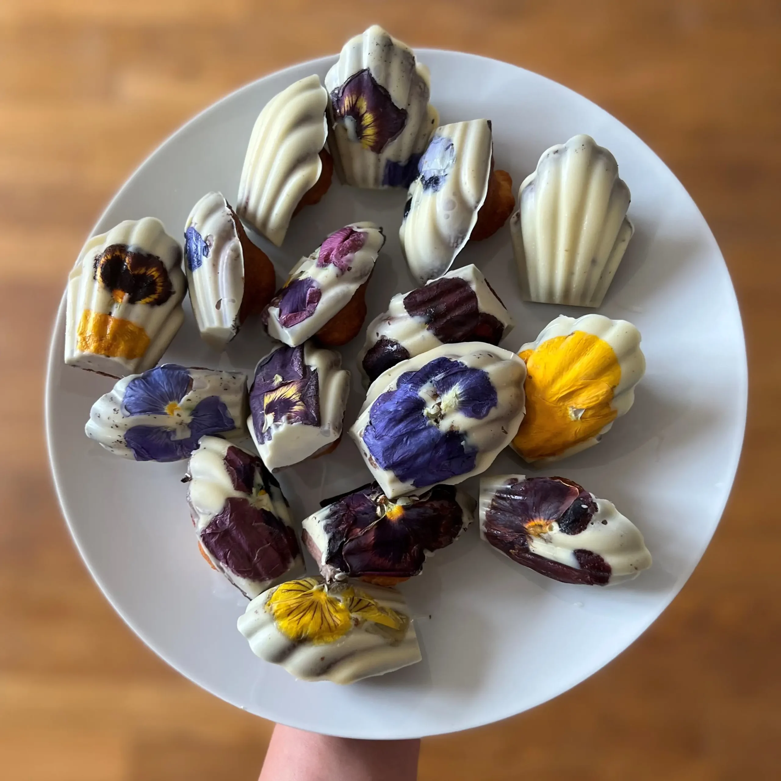 Événements - Collectivités : Activités de pâtisserie - Madeleine aux fleurs - Candice Bakes