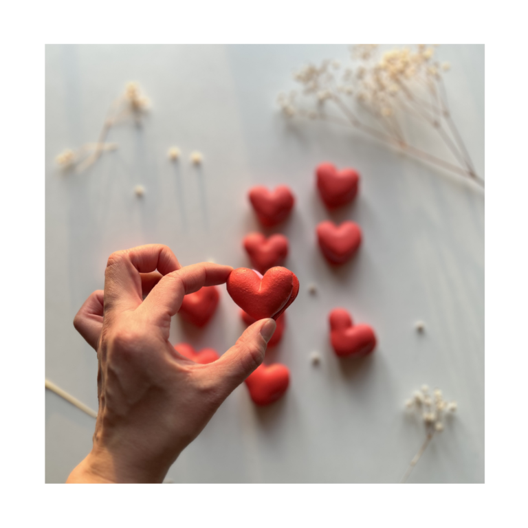 macaron framboise Coeur st valentin réalisés par Candice Bakes