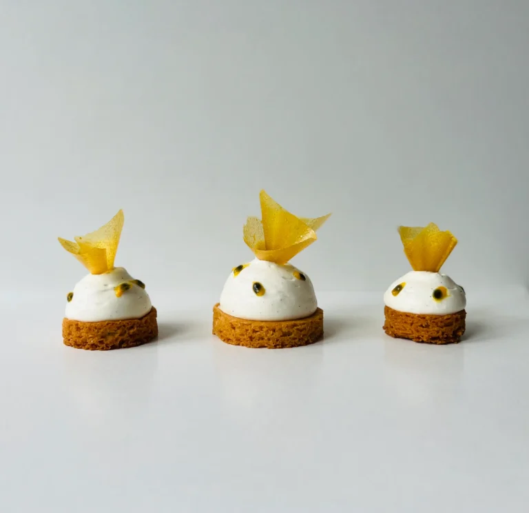 Atelier Privé - Créneau à réserver selon vos disponibilités - pâtisserie mangue vanille passion, réalisée par Candice Bakes