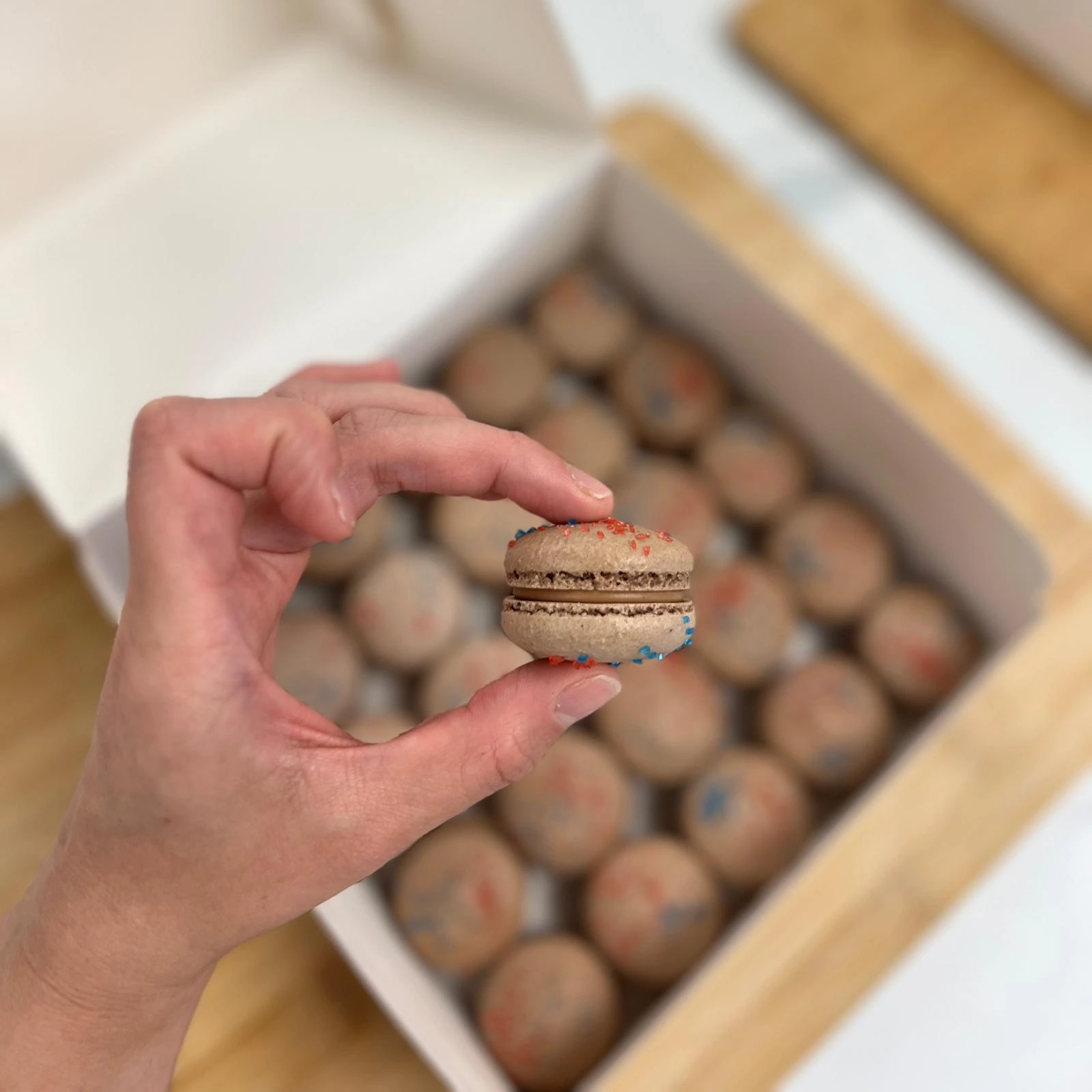 macarons chocolat avec paillettes réalisés par Candice Bakes