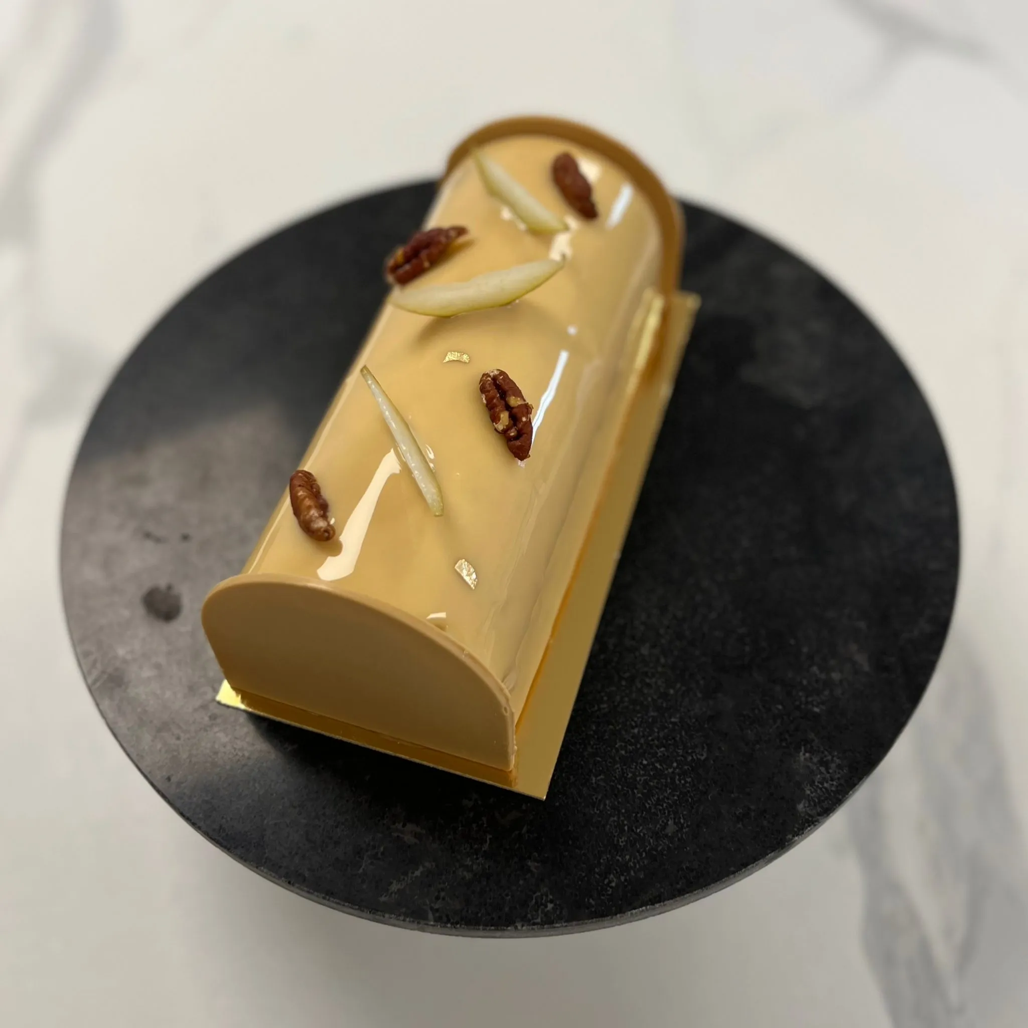 buche de noel vanille poire pécan realisée par Candice Bakes atelier de pâtisserie adulte