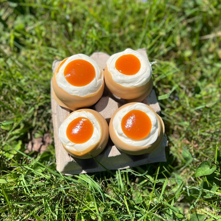 Apprenez à réaliser des trompe l'oeil oeufs à la coque en duo adulte -enfant chez Candice Bakes