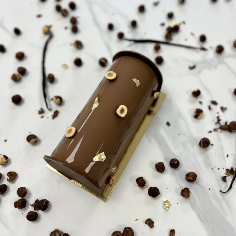 Atelier pâtisserie pour adultes à Sainte-Marguerite, Vosges : réalisez une bûche de Noël au chocolat au lait et vanille. Une création gourmande et élégante, idéale pour perfectionner vos techniques et régaler vos proches pendant les fêtes. Candice Bakes