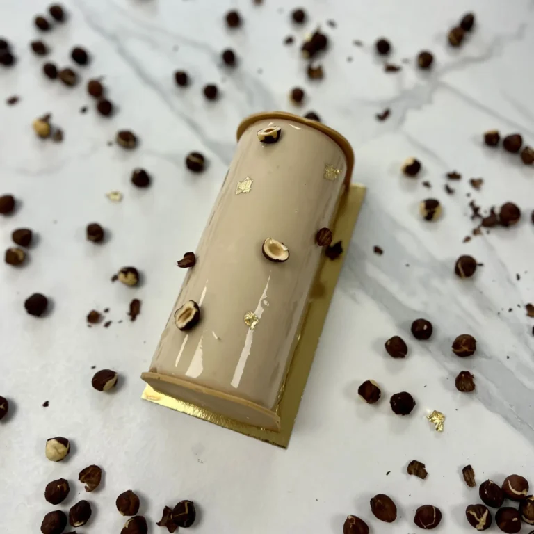 Atelier pâtisserie pour adultes à Sainte-Marguerite, Vosges : réalisez une bûche de Noël au citron et praliné. Une création raffinée mêlant fraîcheur acidulée et gourmandise, idéale pour épater vos proches pendant les fêtes. chez Candice Bakes Vosges proche Alsace