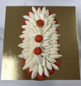 Atelier pâtisserie pour adultes à Sainte-Marguerite, Vosges : réalisez une bûche façon St-Honoré vanille-framboise, élégante et gourmande, alliant croustillant, douceur de la vanille et acidité de la framboise. Une activité créative pour perfectionner vos techniques et partager un moment convivial.