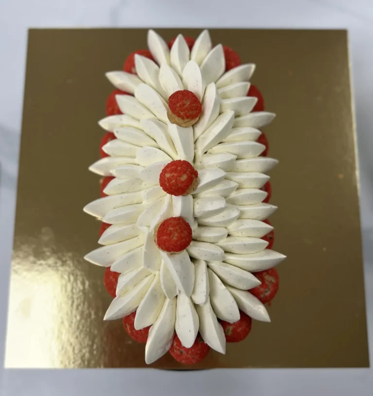Atelier pâtisserie pour adultes à Sainte-Marguerite, Vosges : réalisez une bûche façon St-Honoré vanille-framboise, élégante et gourmande, alliant croustillant, douceur de la vanille et acidité de la framboise. Une activité créative pour perfectionner vos techniques et partager un moment convivial.