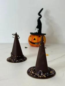 atelier pour apprendre à réaliser en duo des chapeaux de sorcier en chocolat. Trompe l''oeil Halloween chez Candice Bakes