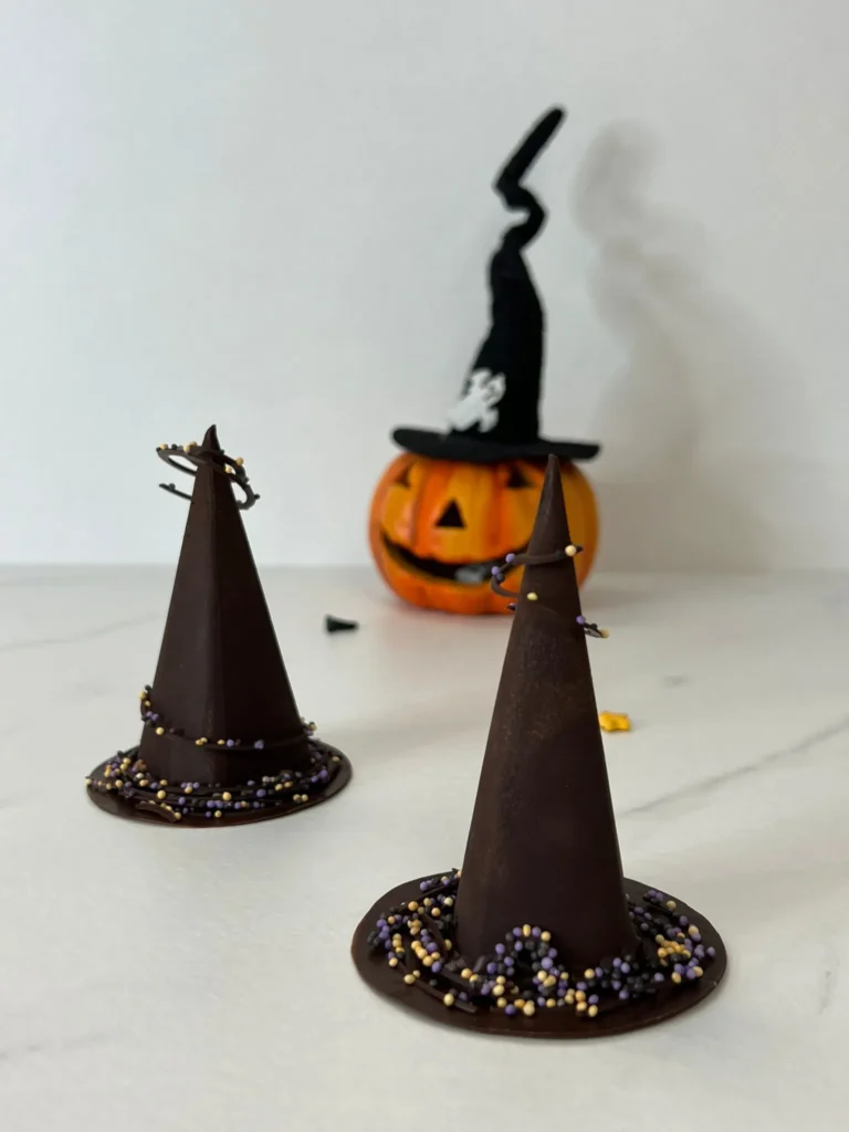 atelier pour apprendre à réaliser en duo des chapeaux de sorcier en chocolat. Trompe l''oeil Halloween chez Candice Bakes
