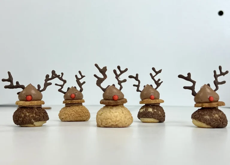 Atelier de pâtisserie parent-enfant à Sainte Marguerite, Vosges : réalisation de choux de Noël en forme de Rudolph le renne. Moment ludique et gourmand pour partager la magie de Noël et apprendre à pâtisser ensemble.