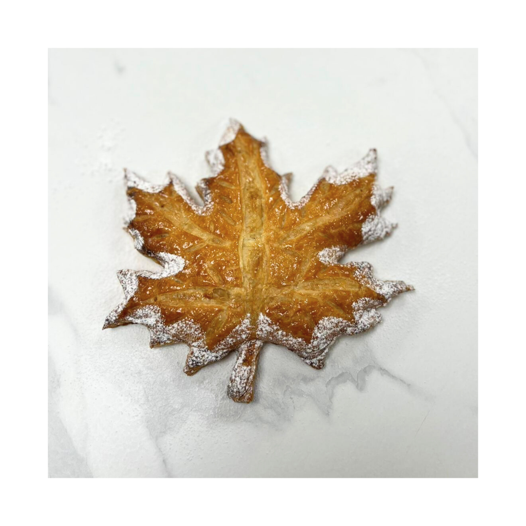 Galette feuille d'érable. Apprenez à réaliser cette galette feuille d'érable à la frangipane chez Candice Bakes dans les Vosges.