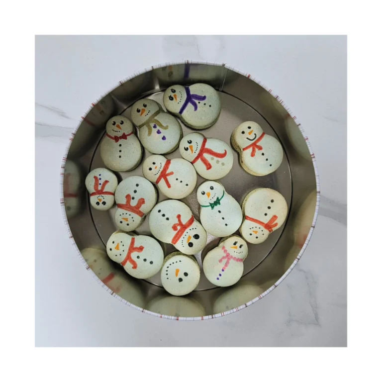 Macarons bonhomme de neige, un atelier de pâtisserie en duo parent-enfant chex Candice Bakes, dans les Vosges proche Alsace