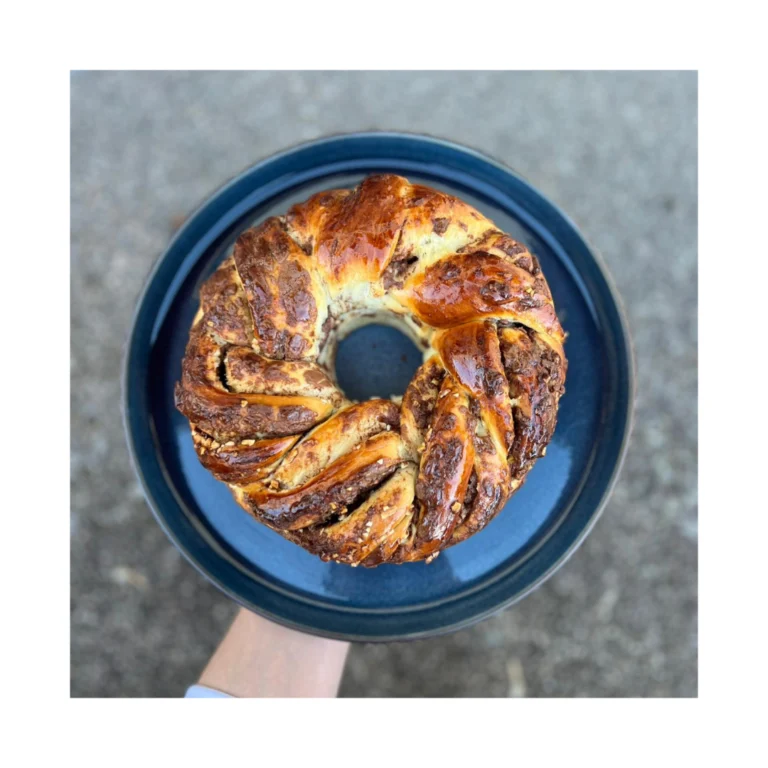 Apprenez à réaliser la babla choco praliné chez Candice Bakes. Une brioche moelleuse et addictive !