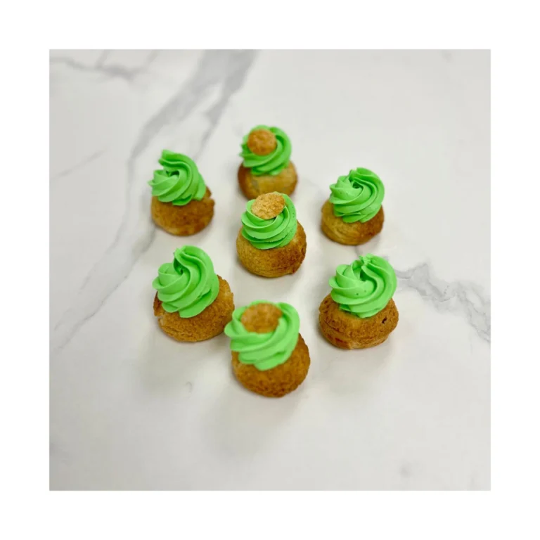 Choux fraise pandan. Apprenez à les faire chez Candice Bakes en duo adulte-enfant.