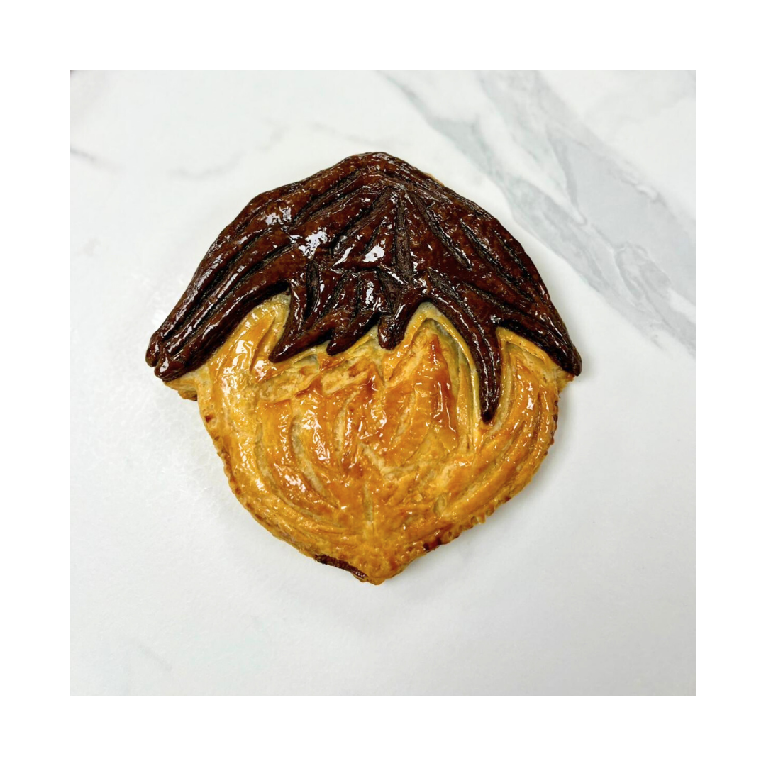 galette noisette. Apprenez à réaliser cette galette gianduja aux notes de noisette et en forme de noisette chez Candice Bakes dans les Vosges.