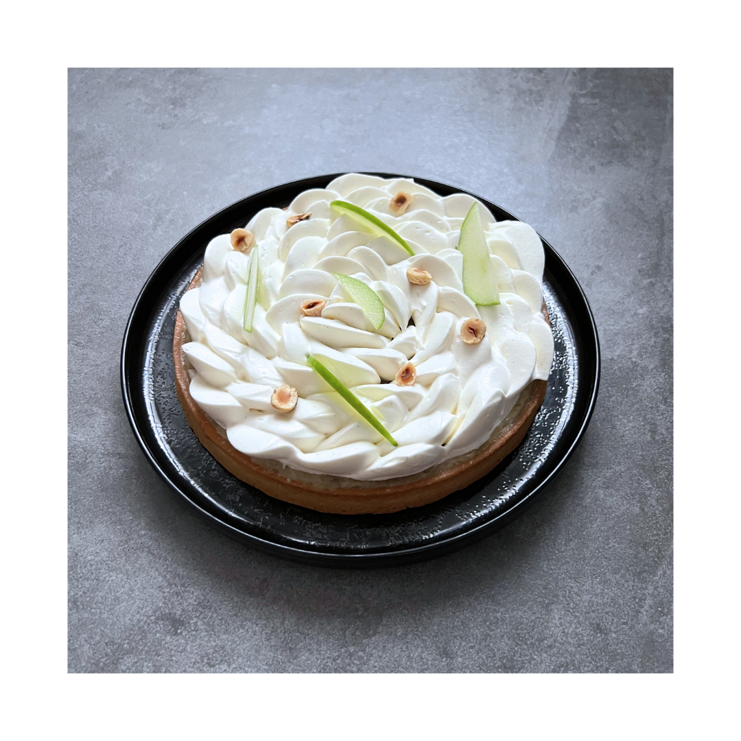 Apprenez à réaliser cette Tarte Pomme Noisette chez Candice Bakes. Un atelier de pâtisserie adulte. Jeu de textures et pochage seront au rendez-vous ! 88100