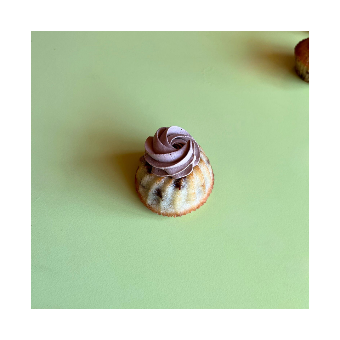 pâtisserie aux pépites de chocolat avec une ganache montée au chocolat au lait. Atelier pour enfant chez Candice Bakes