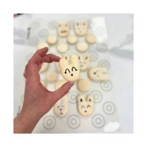 Venez apprendre à réaliser des macarons lapin au chocolat au lait personnalisables lors d'un atelier parent-enfant ludique et créatif chez Candice Bakes