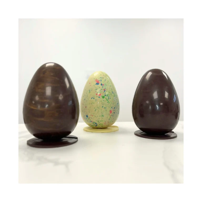 Créer votre œuf en chocolat garni, grand format, avec de la friture. Un atelier créatif et technique chez Candice Bakes