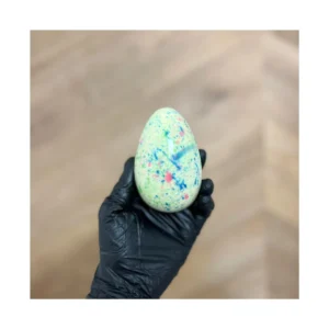 Oeufs en chocolat décoré coloré et garni de friture chocolat. Un atelier en duo parent enfant chez Candice Bakes