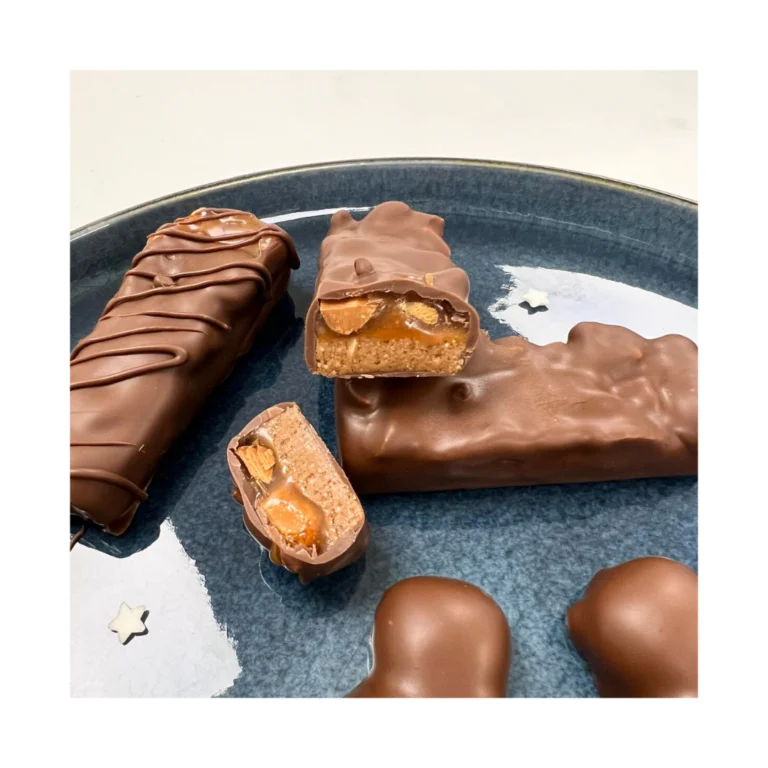 Atelier pâtisserie parent-enfant autour du Snickers : vous réalisez en duo (un adulte et un enfant) des barres chocolatées gourmandes avec caramel, cacahuètes et chocolat, dans une ambiance conviviale et ludique.