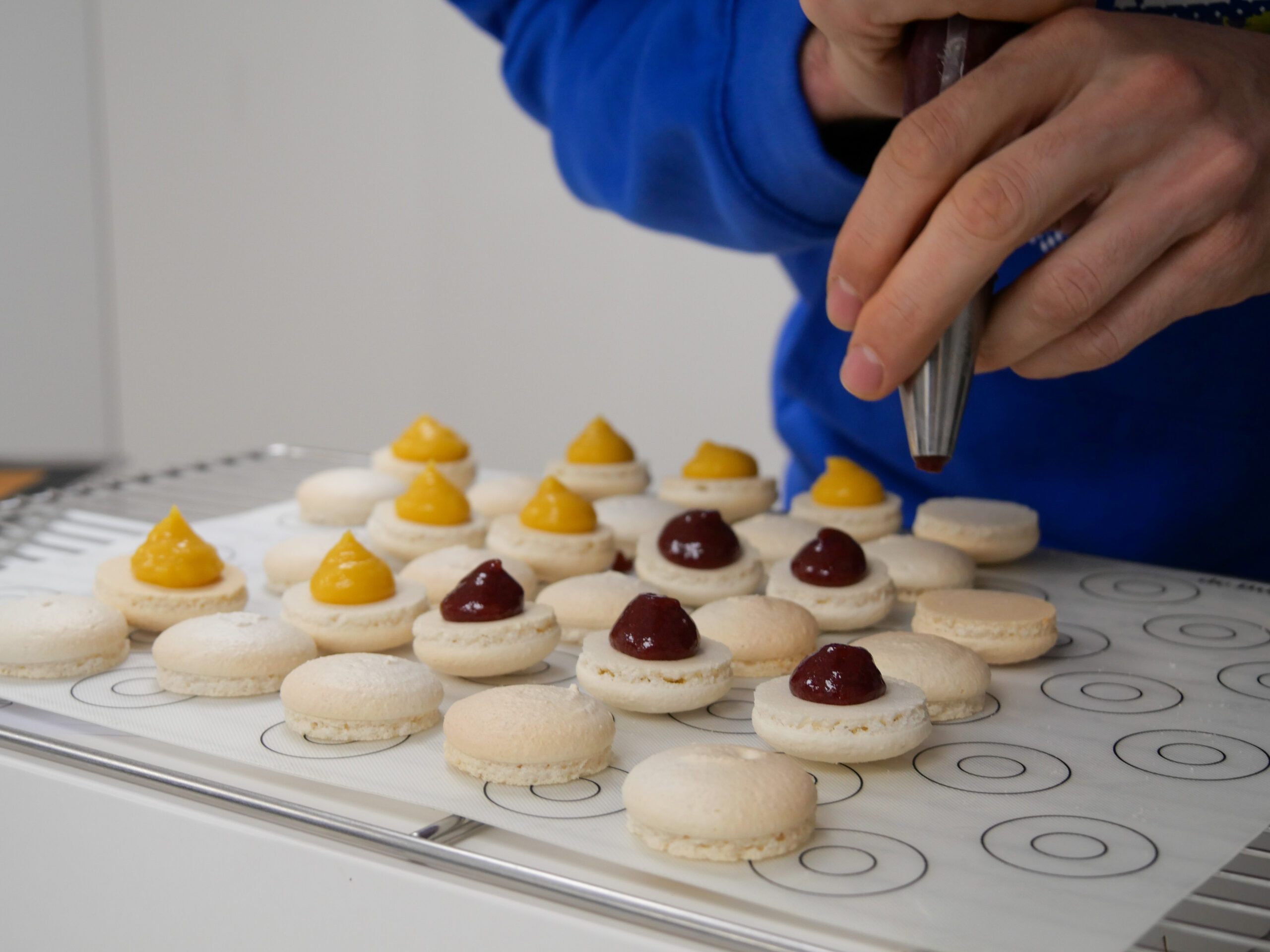 apprenez à réaliser des macarons passion framboise chez Candice Bakes