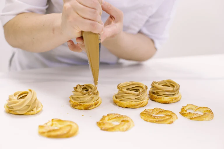 Mini paris-brest à la crème pralinée réalisés chez Candice Bakes