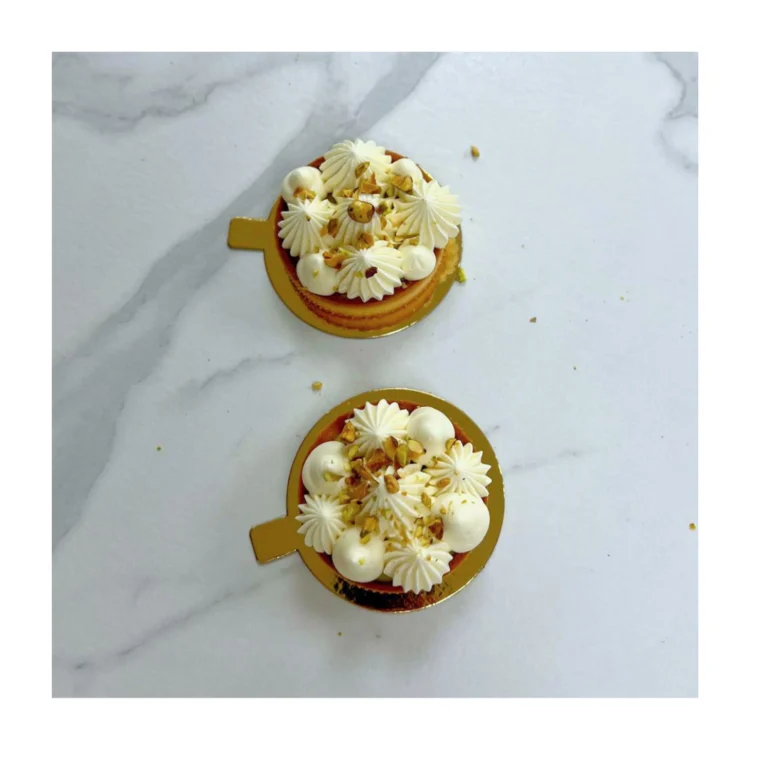 Apprenez à réaliser cette tarte pistache fleur d'oranger chez Candice Bakes dans les Vosges