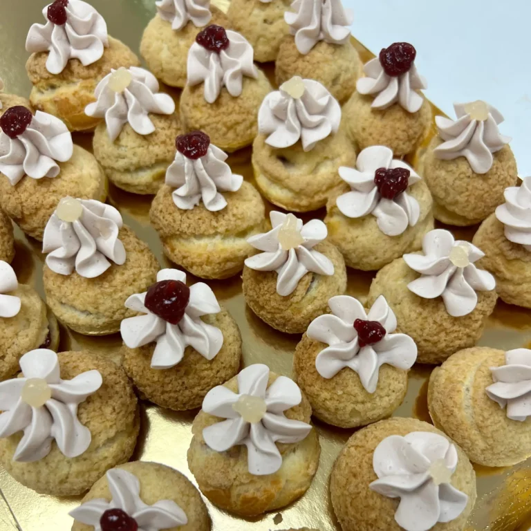 Atelier de pâtisserie Choux framboise citron réalisé chez Candice Bakes dans les Vosges