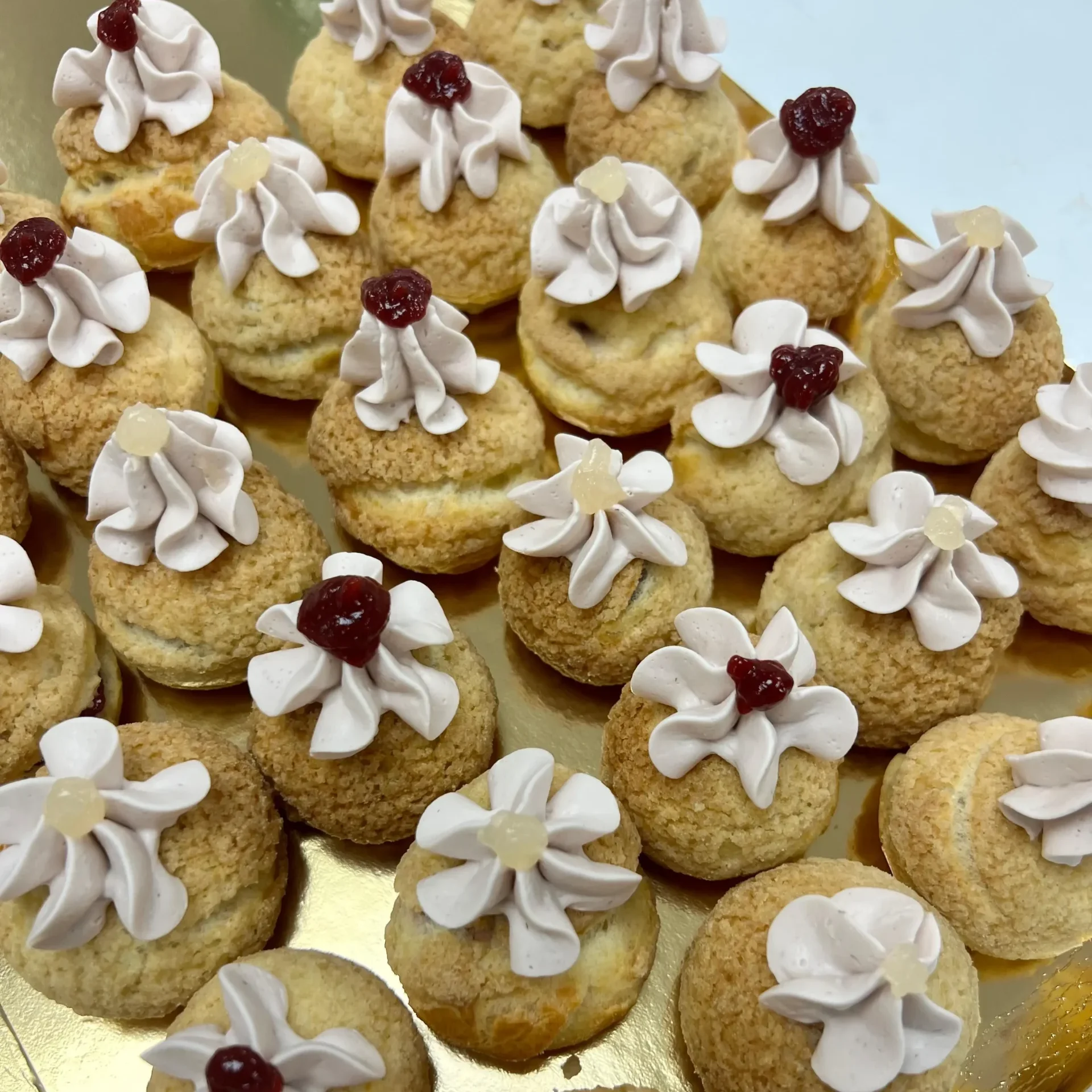 Atelier de pâtisserie Choux framboise citron réalisé chez Candice Bakes dans les Vosges