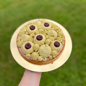 Apprenez à réaliser cette tarte pistache griotte lors de l'atelier de pâtisserie Candice Bakes !