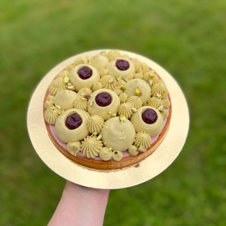 Apprenez à réaliser cette tarte pistache griotte lors de l'atelier de pâtisserie Candice Bakes !