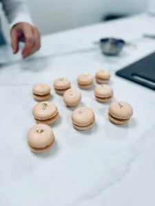 Macarons framboise praliné réalisés en atelier de pâtisserie chez Candice Bakes