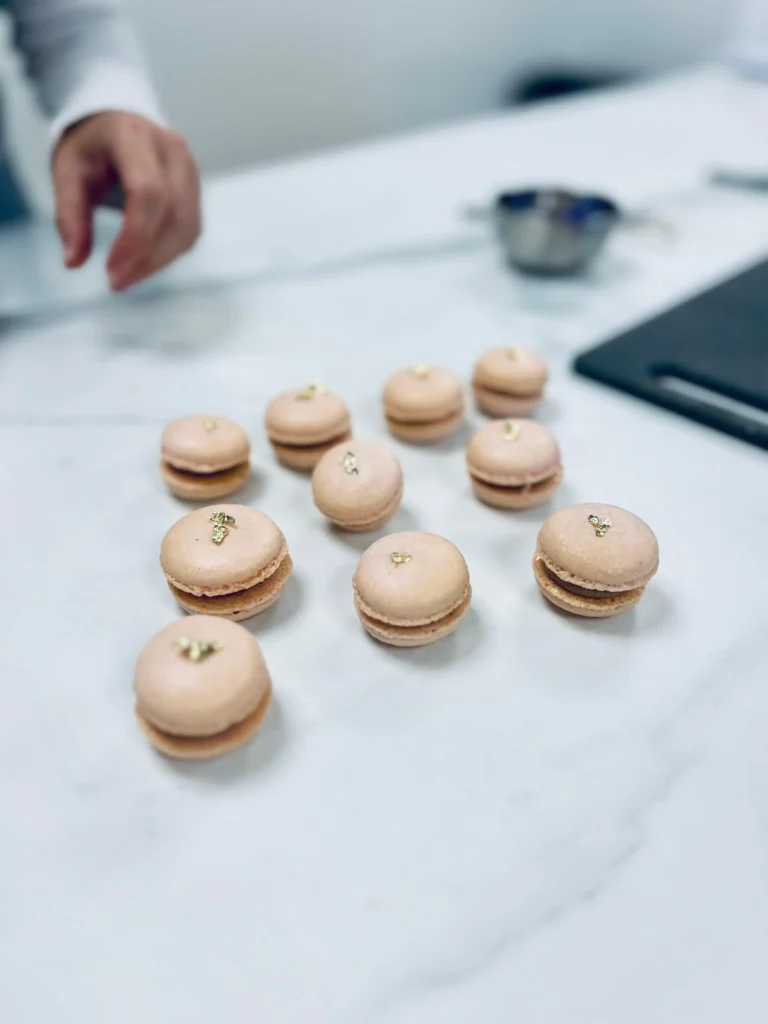 Macarons framboise praliné réalisés en atelier de pâtisserie chez Candice Bakes
