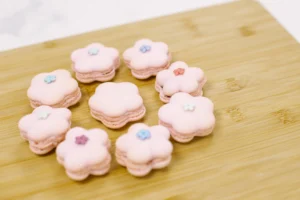 Macarons en forme de fleurs, un atelier de pâtisserie Candice Bakes.