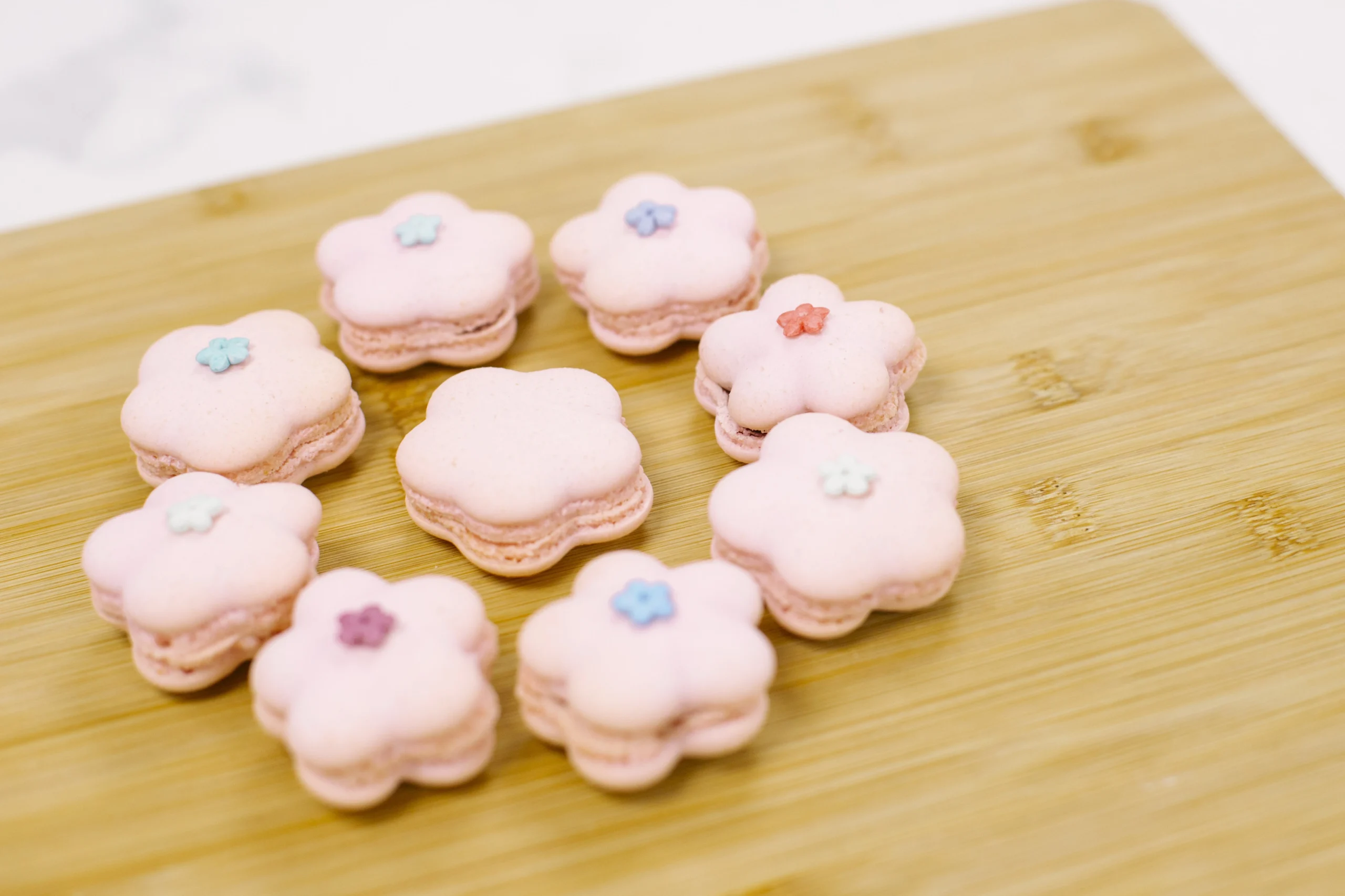 Macarons en forme de fleurs, un atelier de pâtisserie Candice Bakes.