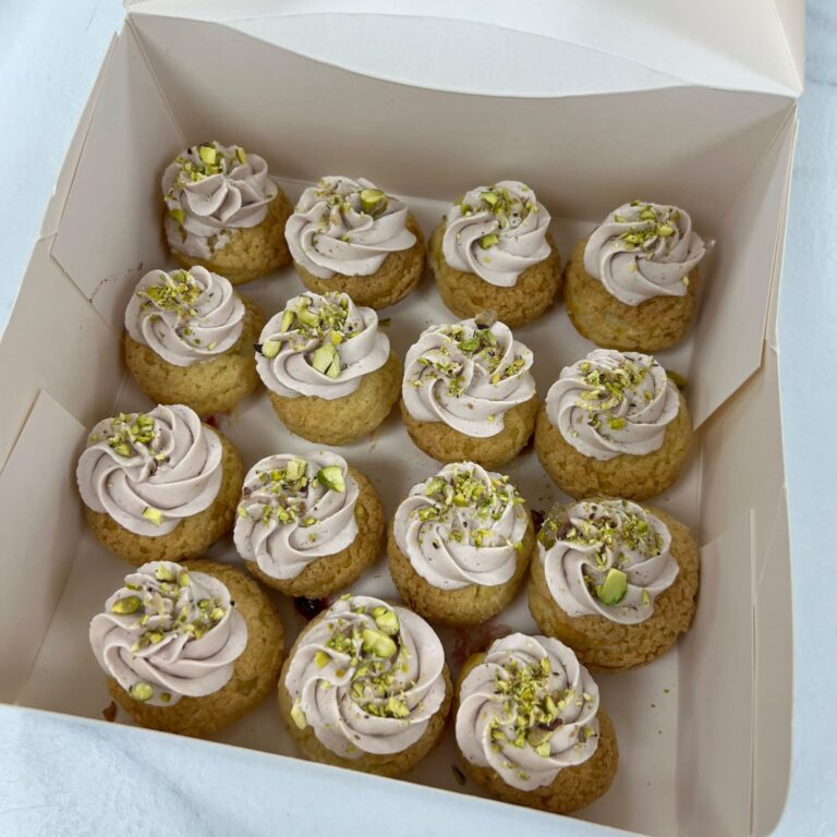 Apprenez à réaliser de délicieux choux pistache griotte chez Candice Bakes