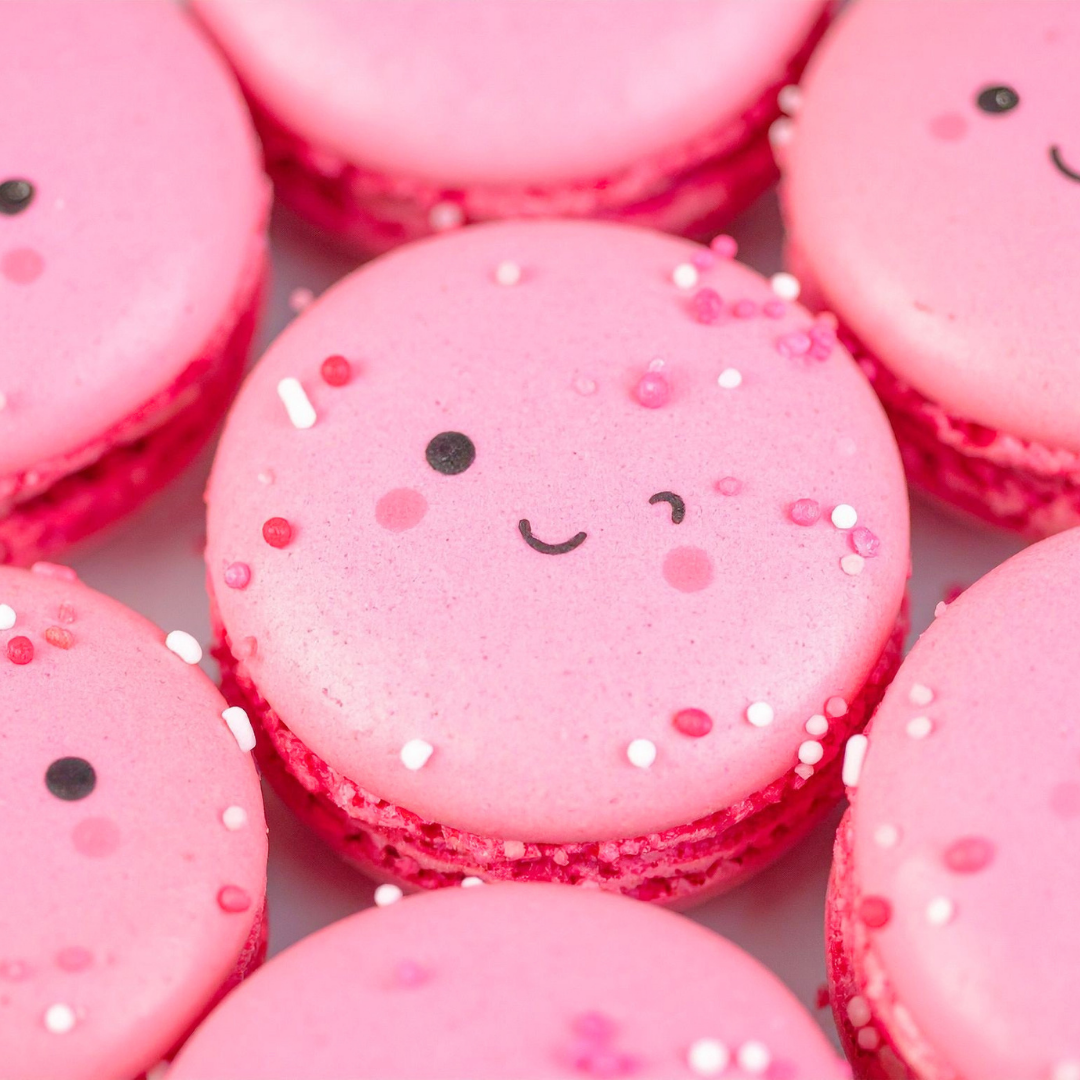 apprenez à réaliser des macarons vanille framboise en duo avec votre enfant chez Candice Bakes !