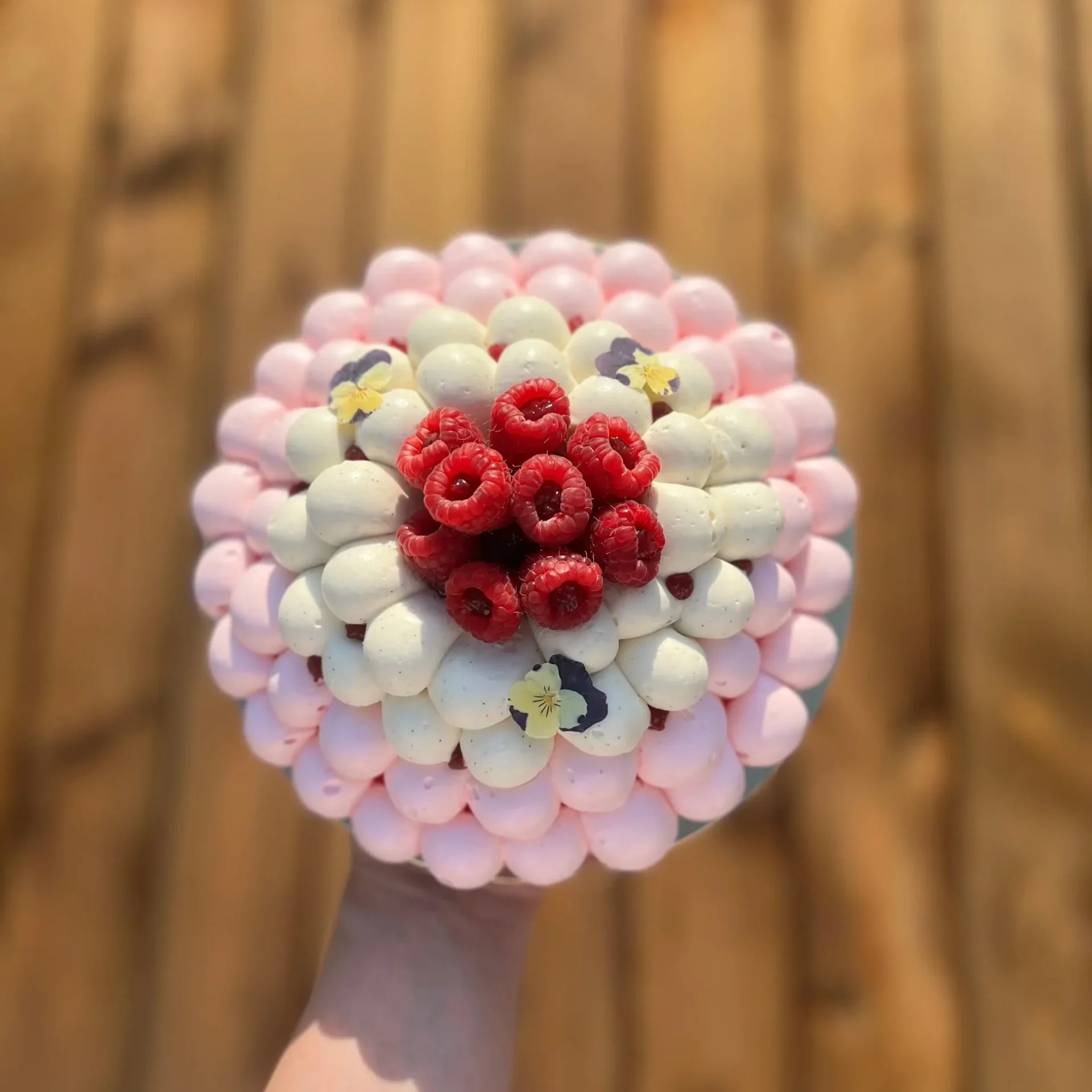 Atelier pavlova vanille framboise chez Candice Bakes pour apprendre toutes les étapes et réussir votre pavlova