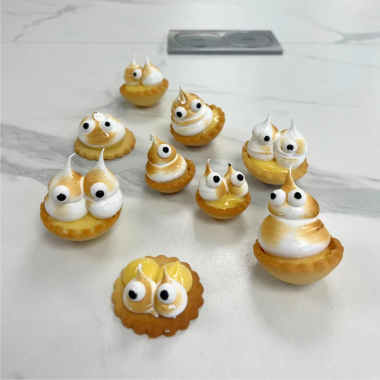 mini tarte au citron meringuée en frome de fantômes, un atelier pour les enfants chez Candice Bakes