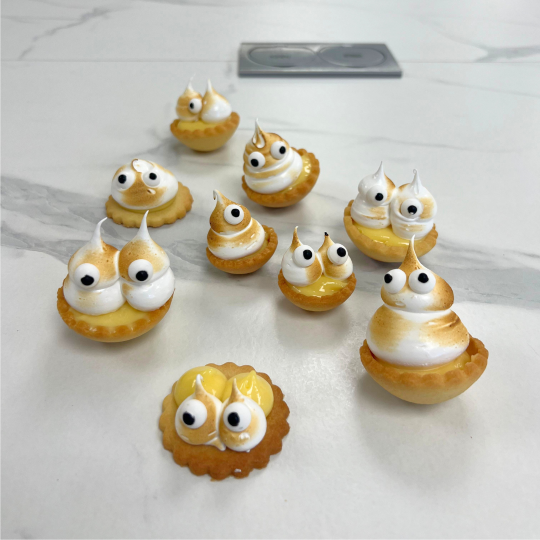 mini tarte au citron meringuée en frome de fantômes, un atelier pour les enfants chez Candice Bakes