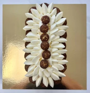 Apprenez à réaliser une bûche façon St Honoré vanille Chocolat chez Candice Bakes, atelier de pâtisserie dans les Vosges.