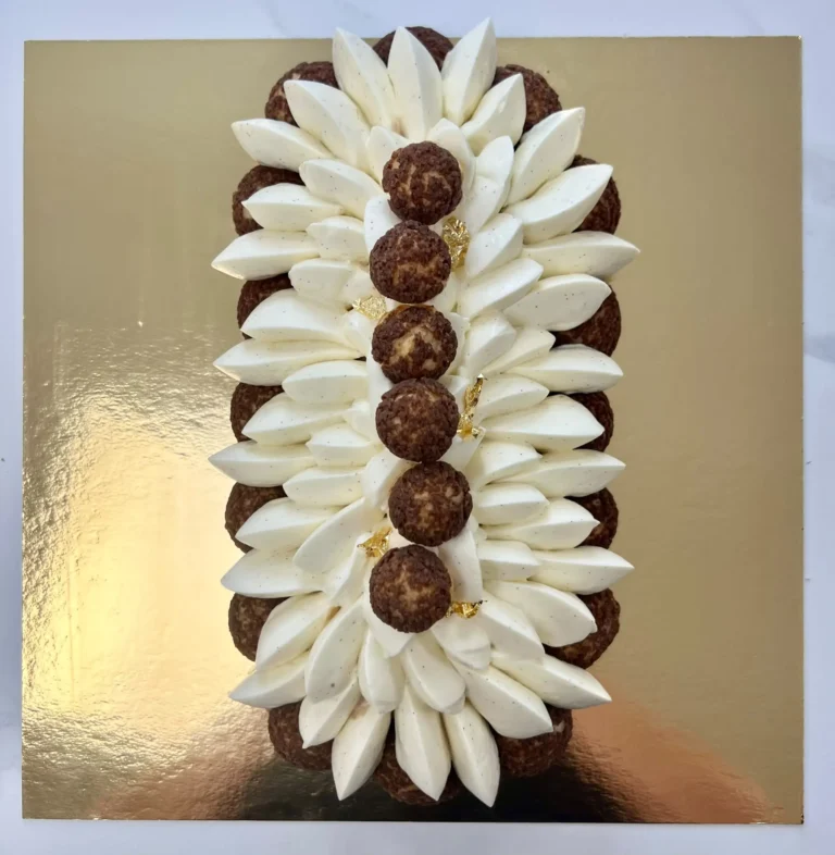 Apprenez à réaliser une bûche façon St Honoré vanille Chocolat chez Candice Bakes, atelier de pâtisserie dans les Vosges.